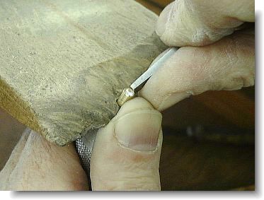 Closing the bezel with a bezel pusher