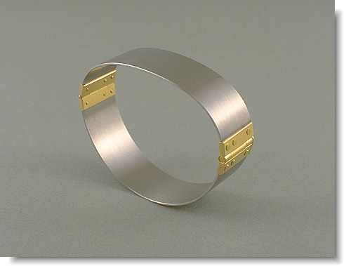 hinged bracelet