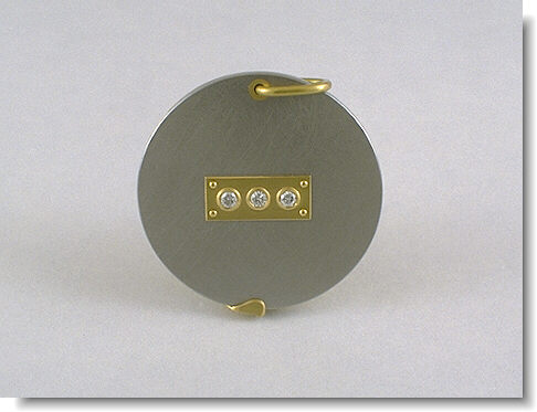 locket back closed